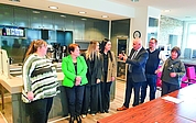 Kole Gjoka (3. v. re.) und Conrad Krödel (2. v. re.), Fachlehrer für Gastronomie an der Beruflichen Schule Elmshorn, zusammen mit einer weiteren Lehrkraft im Gespräch mit den Gästen aus Albanien.  (Fotos: Strandmann)