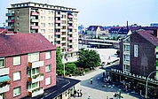 Dem Holstenplatz fehlt schon immer ein höheres Gebäude parallel zu den Bahnschienen (hinten), das den Platzcharakter stärker betont. Diesen Plan verfolgt die Stadt weiterhin. Ein neues großes Parkplatz soll nun allerdings nicht mehr dort, sondern auf dem heutigen ZOB entstehen. (Foto: Placzek / Archiv)