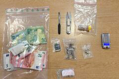 Die Beamten nahmen dem Verdächtigen Drogen und Geld ab. (Foto: Bundespolizei)